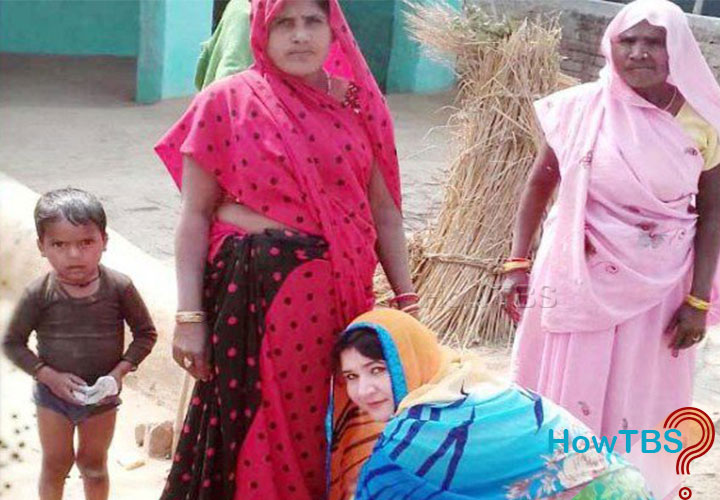 उत्तर प्रदेश में महिलाओं के पैर छूकर सपा प्रत्याशी के लिए वोट मांग रही है रूसी महिला